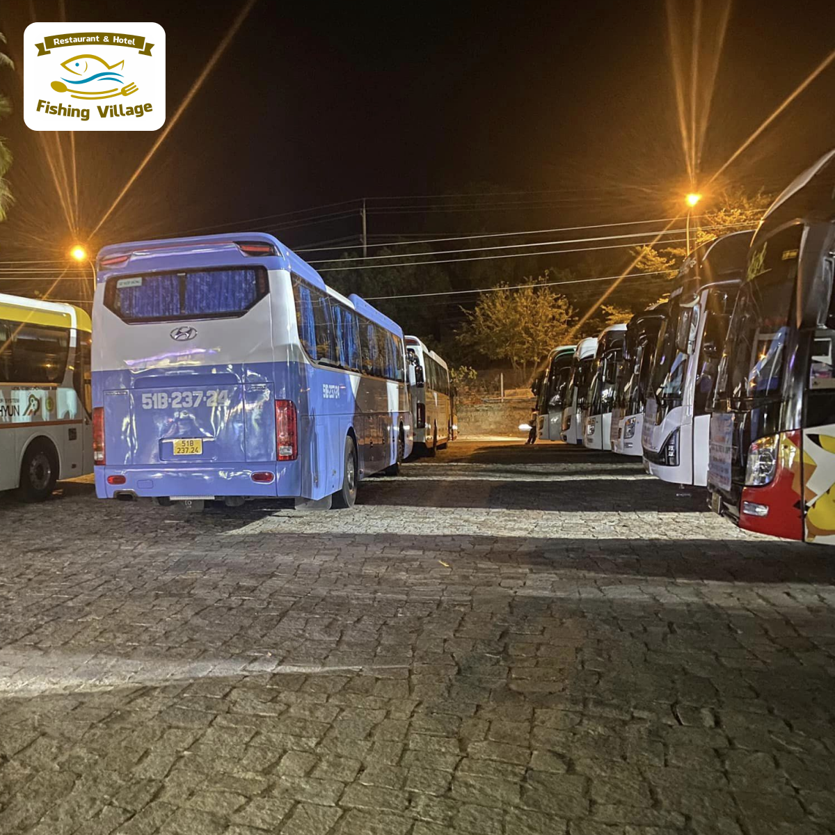 Nh&agrave; h&agrave;ng L&agrave;ng Ch&agrave;i Mũi N&eacute; d&agrave;nh cho gia đ&igrave;nh, c&oacute; b&atilde;i đậu xe &ocirc; t&ocirc; si&ecirc;u rộng