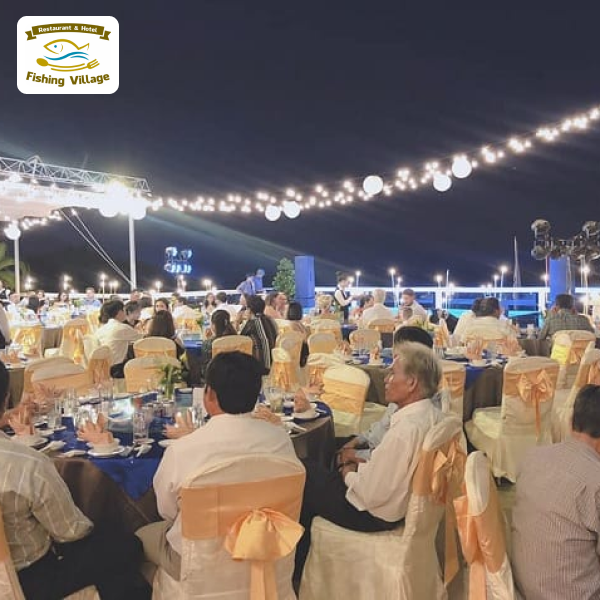 Nh&agrave; h&agrave;ng tổ chức đ&aacute;m cưới tr&ecirc;n b&atilde;i biển si&ecirc;u rộng tại Mũi N&eacute;